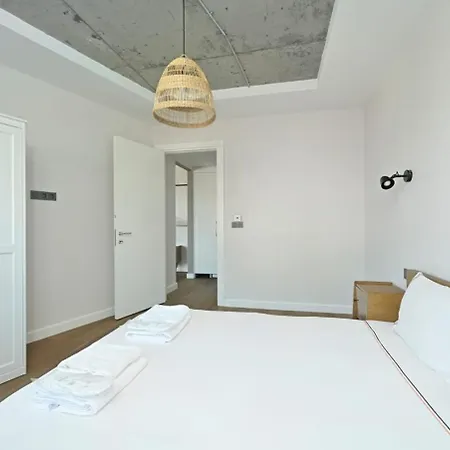 Bright Modern 1bd Cool New Scenic Balcony! #185 Apartment